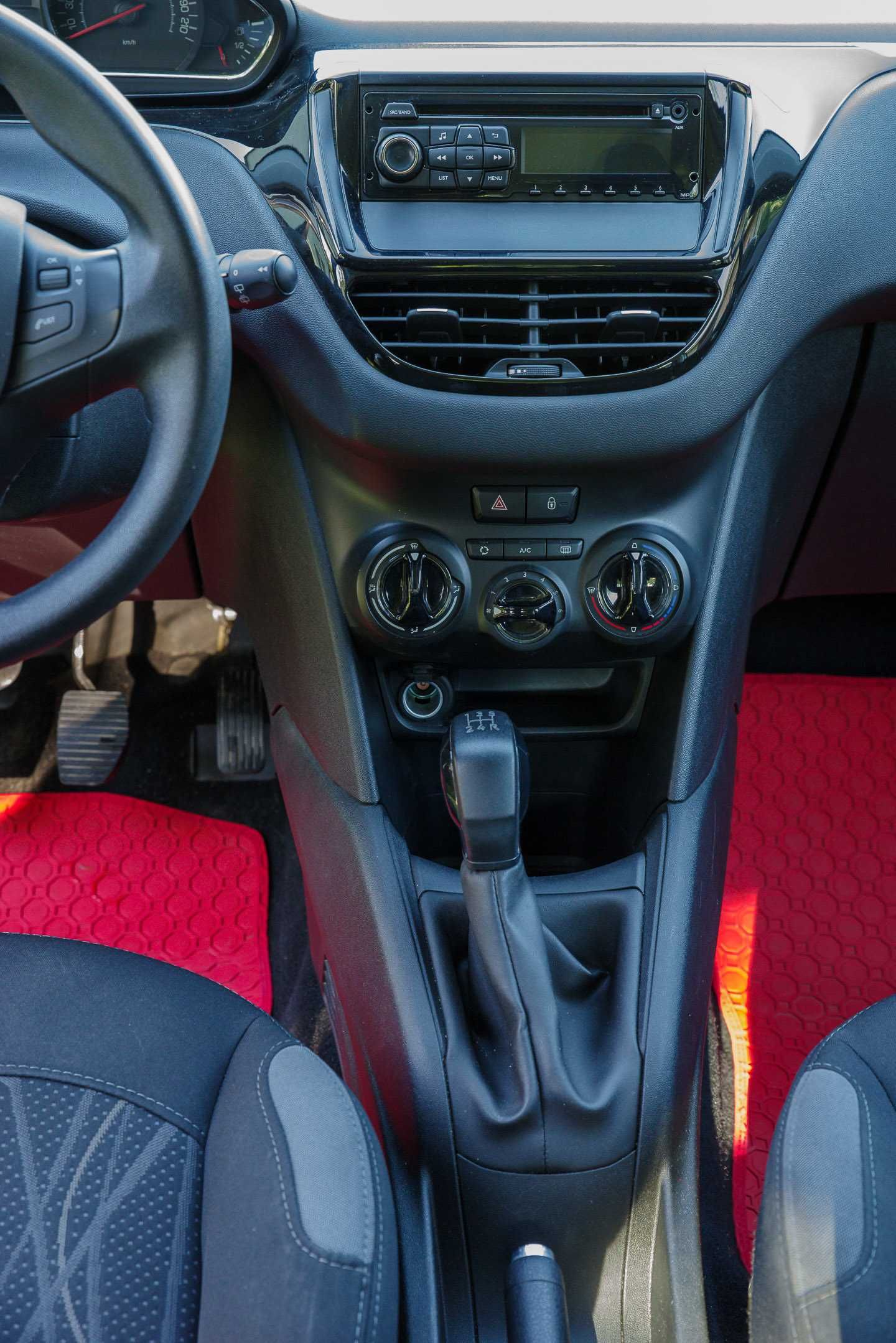 Peugeot 208 1,2 82 KM - salonowy