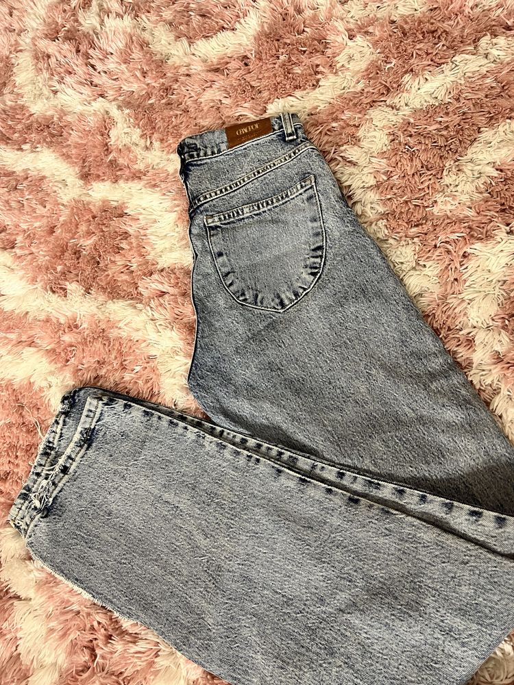 Стильні джинси з розрізами
