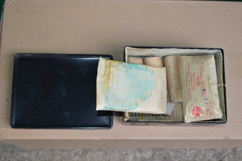 stara apteczka samochodowa 16,5x13x6 z wyposażeniem prl