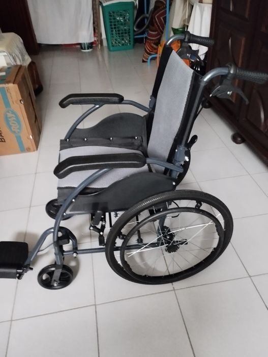 Cadeira de rodas nova