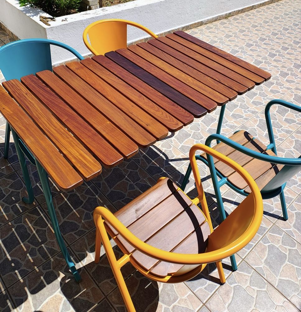 Conjunto de Mesa e Cadeiras de Exterior