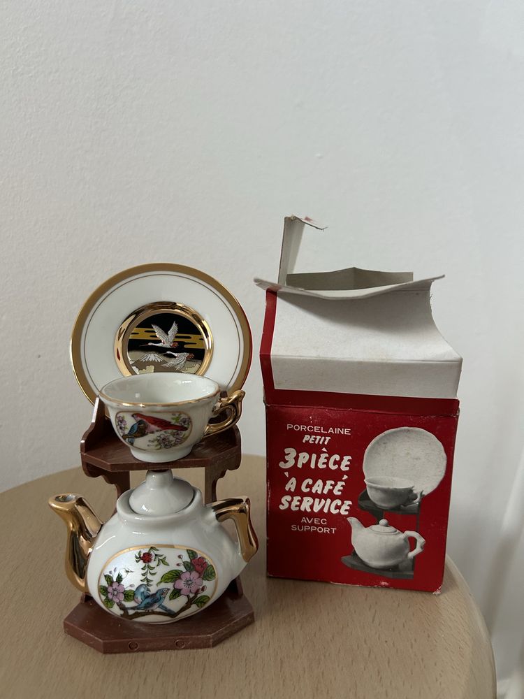 Serviço de café em miniatura de porcelana