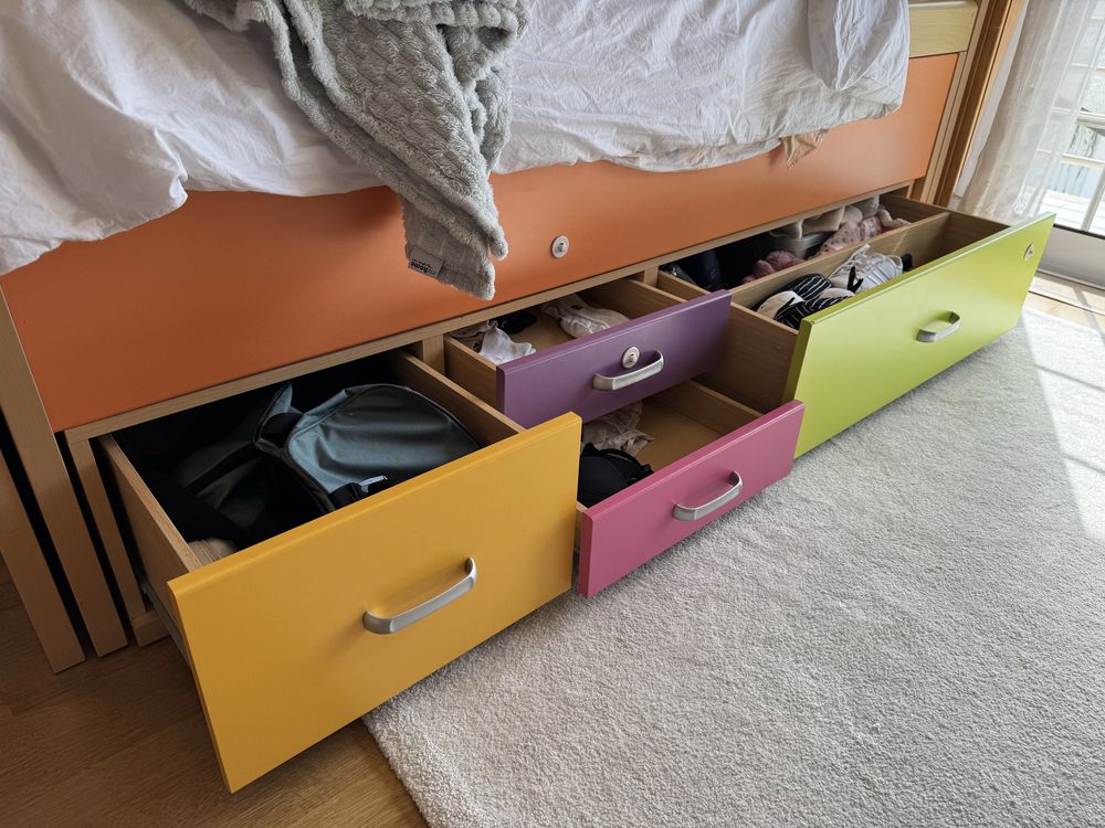 Cama dupla com 2 colchoes e arrumaçao