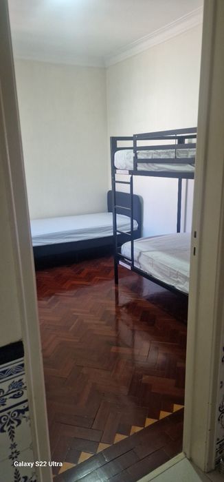 Alugo quarto compartilhado na Amadora