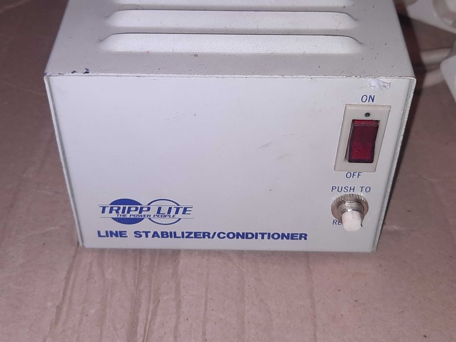 Стабилизатор/кондиционер электропитания Tripp Lite.