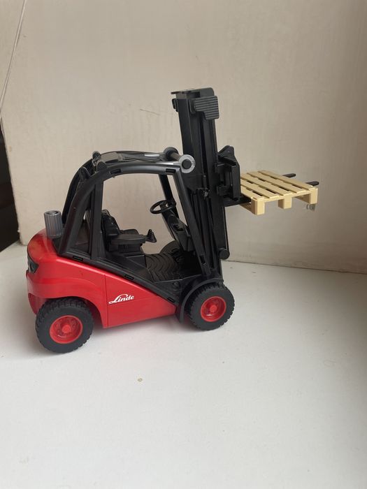 Bruder іграшка навантажувач погрузчик Linde H30D с паллетами