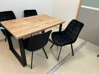 (603)  Stół na metalowych nogach + 4 krzesła, nowe 1250 zł