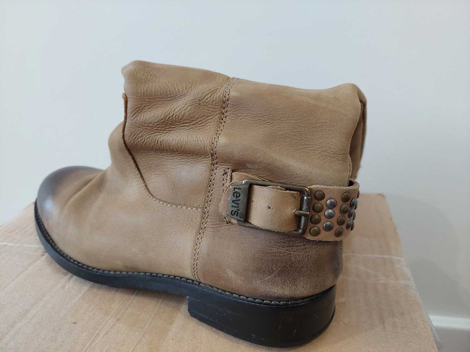 Bota em Pele Cano Alto Senhora Camel Levi's