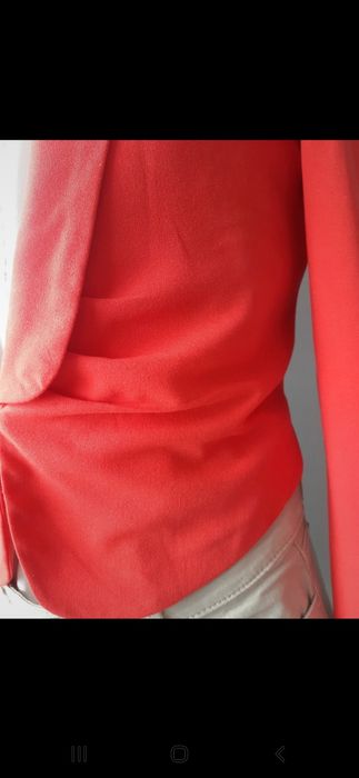 Koralowy żakiet bolerko