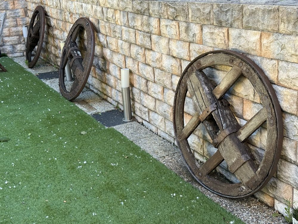 Tres rodas de carroça antigas