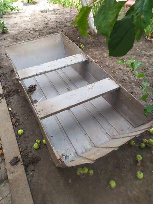 Лодка водний транспорт