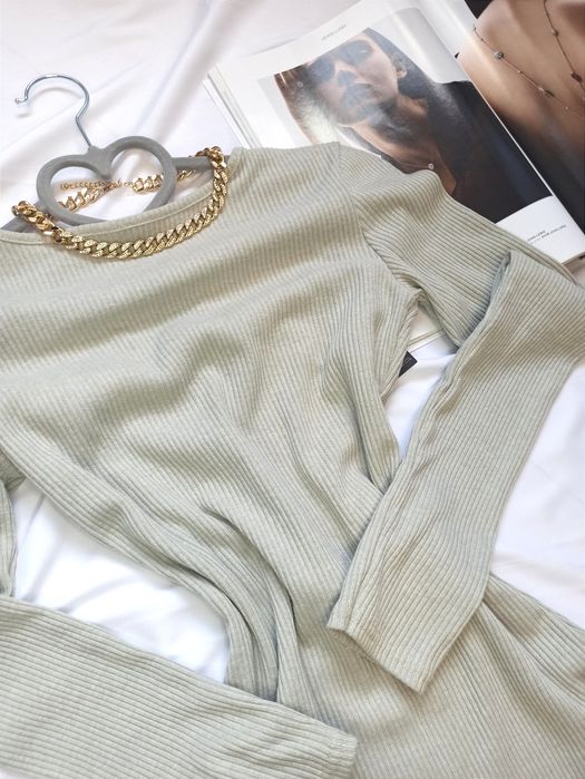 Платье в рубчик с вырезом на спине. Платье-карандаш. Облегающее платье