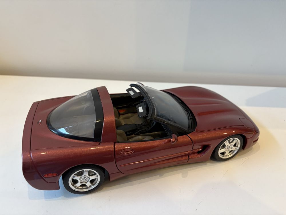 Model Chevrolet Corvette 1:18 BBurago Burago (maisto welly)