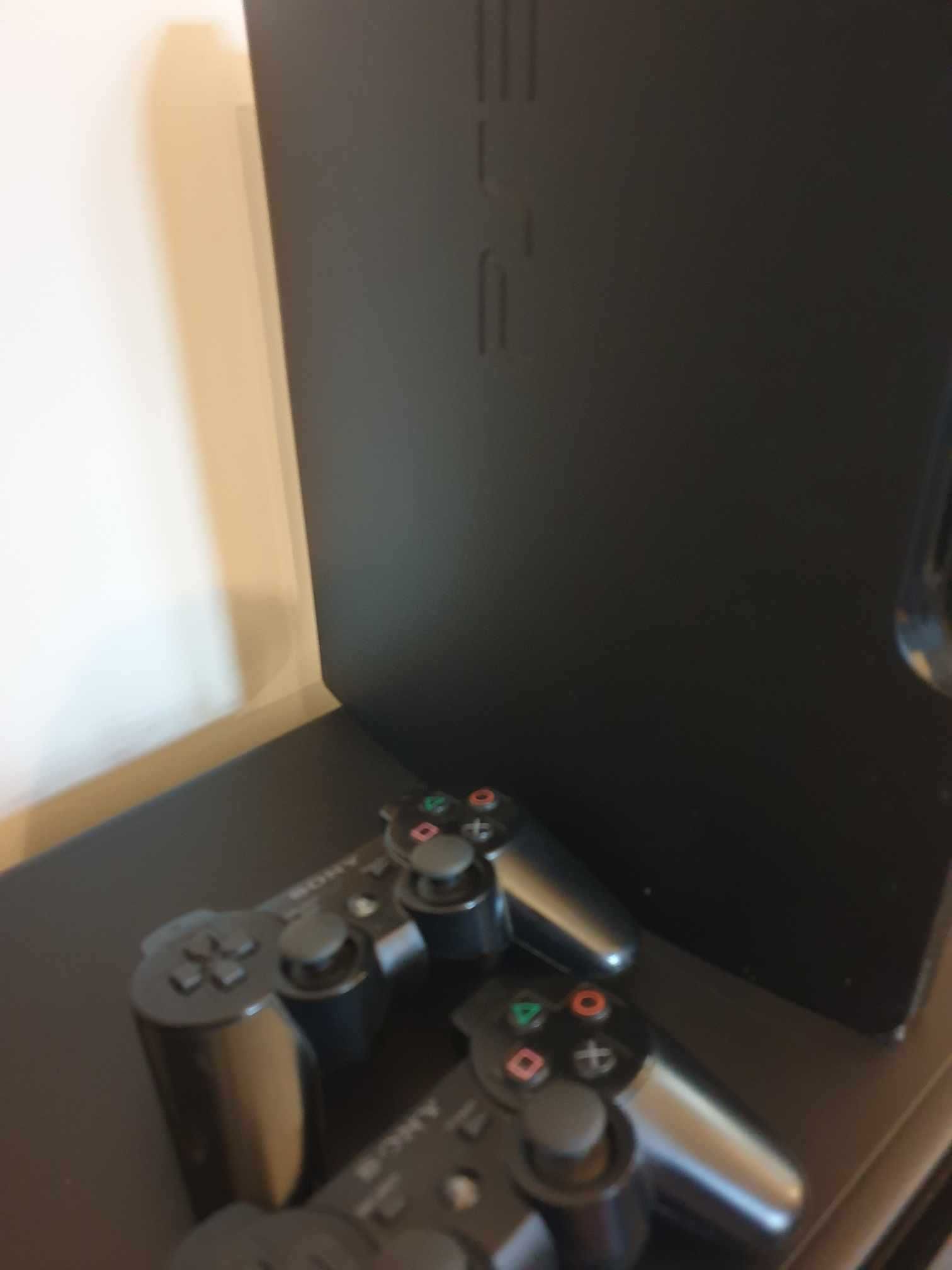 Konsola PS3 slim + dwa pady dualshock 3 sixaxis + okablowanie