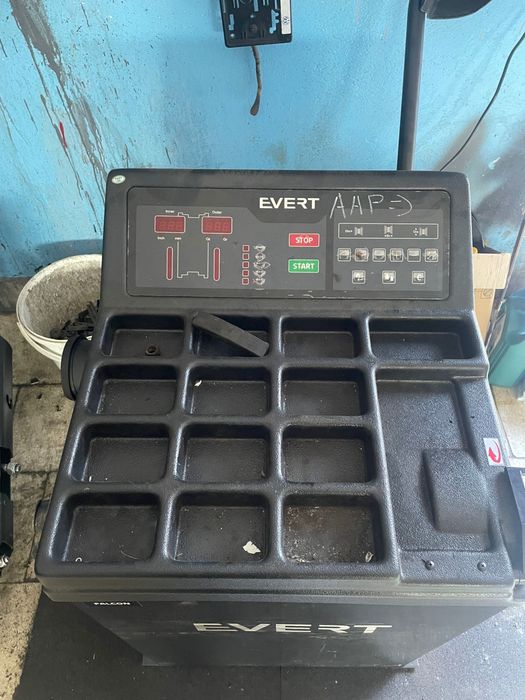 Обладнання для шиномонтажу станок монтажний та балансувальний