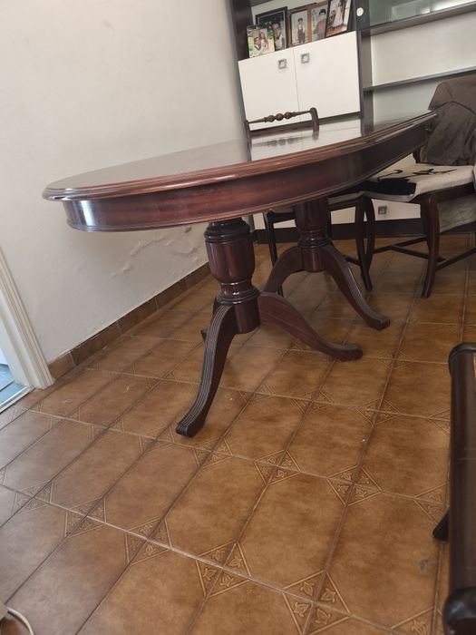 Mesa e 4 cadeiras com almofadas