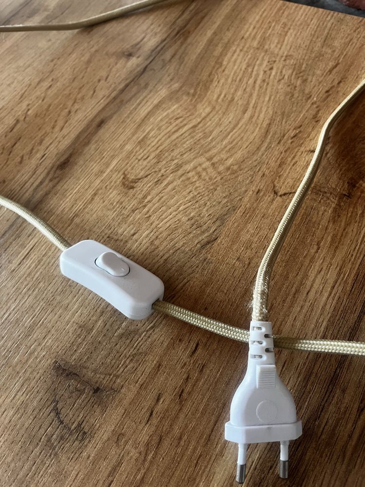 Lampa ZARA z metalowymi nogami i rattanowym abażurem