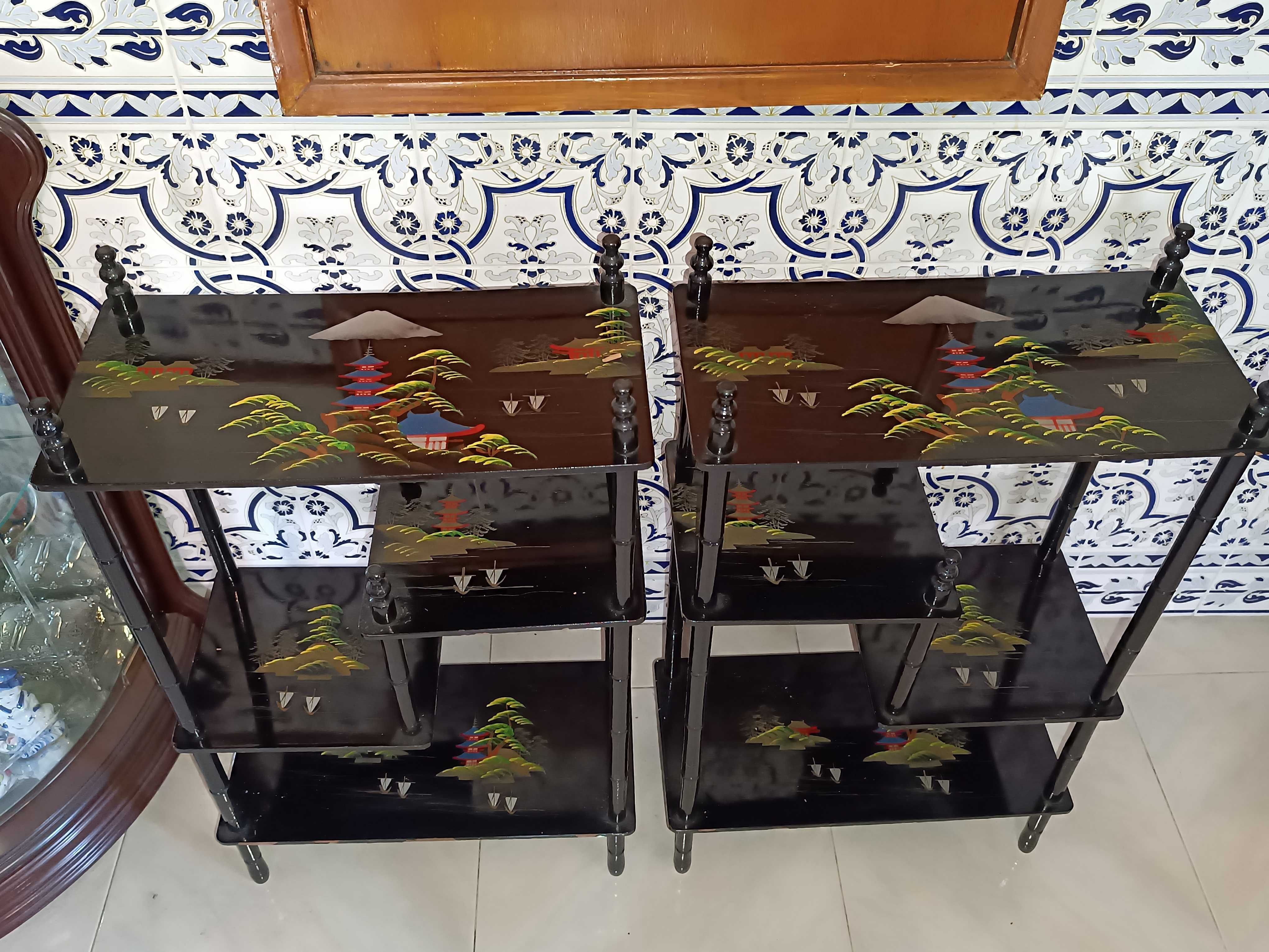 Conjunto de duas mini estantes com motivos chineses