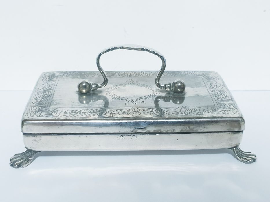 Fantastica antiga caixa / guarda joias com banho em prata