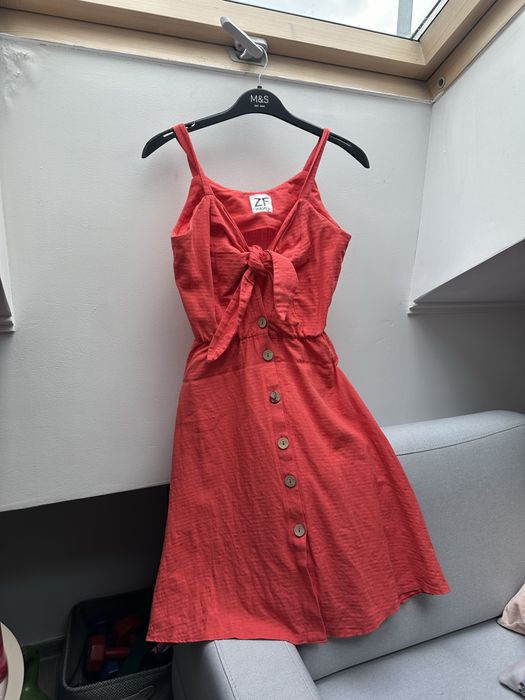 Червона сукня літня