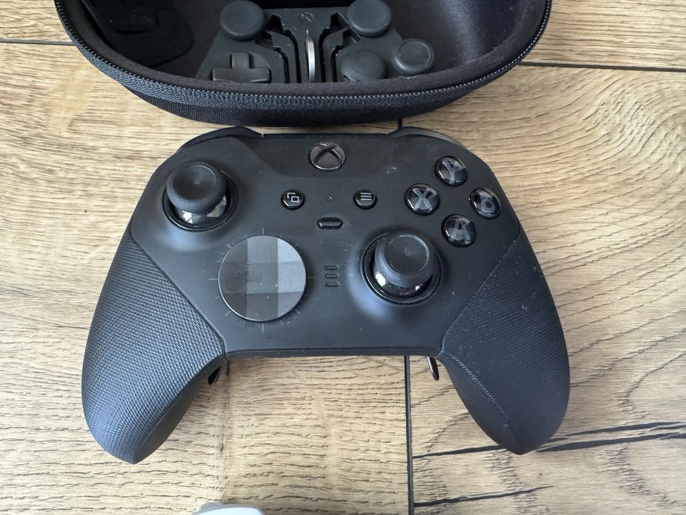Xbox Series X 1TB + Elite Series 2 + bialy pad z Play&Charge Kit