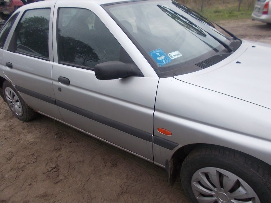 Ford Escort 1.4 benzyna przeznaczony na części 8V srebrny 5 drzwi MK7