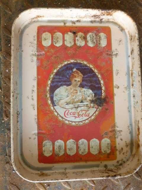 Tabuleiro em lata da Coca Cola com calendario (1900)