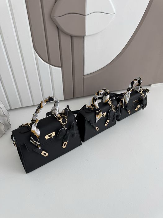 Жіноча вмістка сумка чорного кольору з хустинкою та брелком