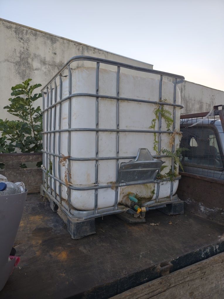 Depósito de 1000 litros com torneira