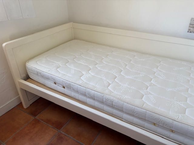 Cama solteiro 90x190 , madeira maciça em bom estado