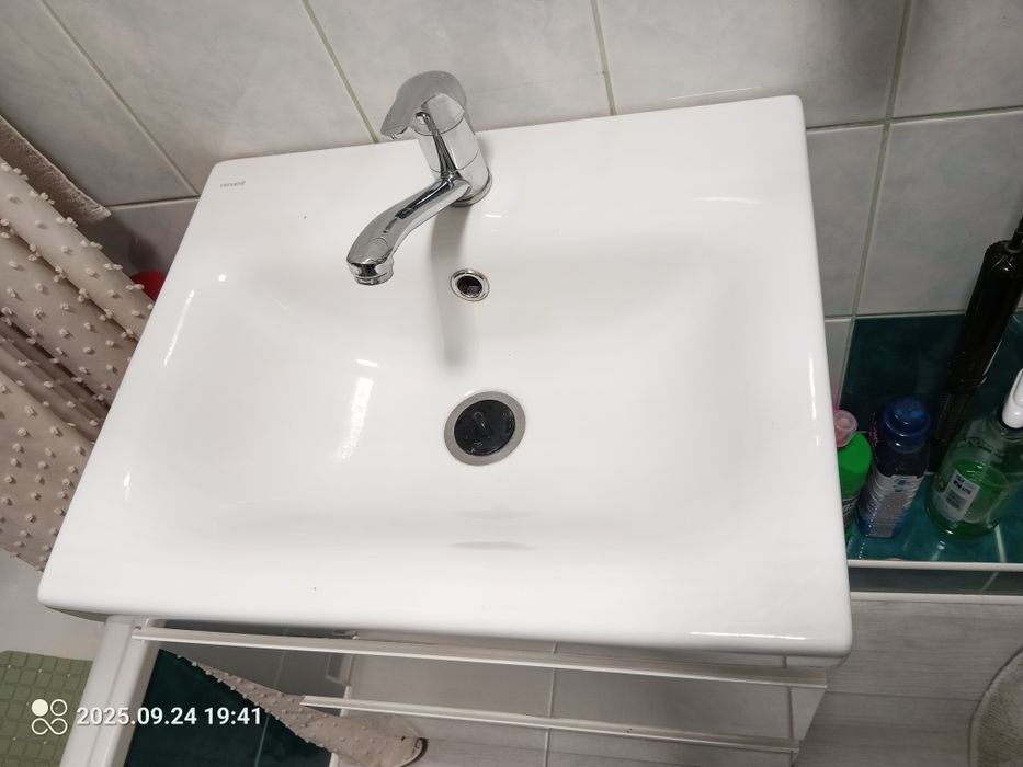 Wisząca szafka z umywalką