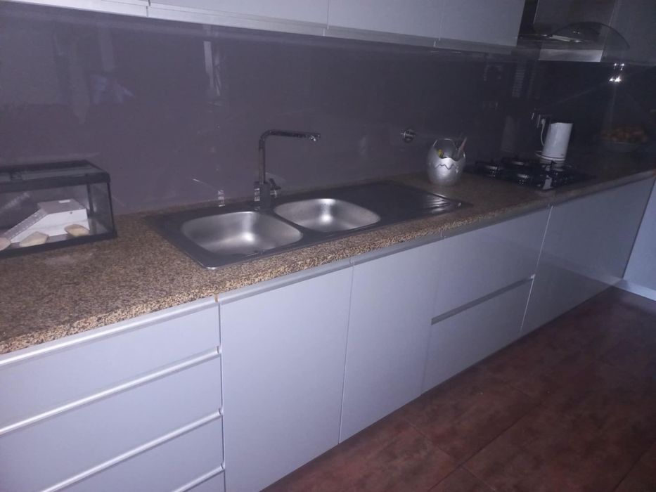 Cozinha termolaminada cor cinza claro equipada sem frigorífico