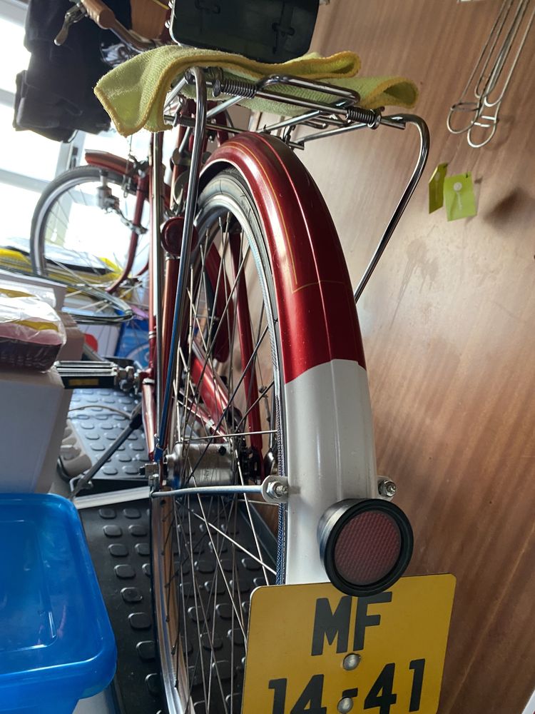 Bicicleta pasteleira vermelha