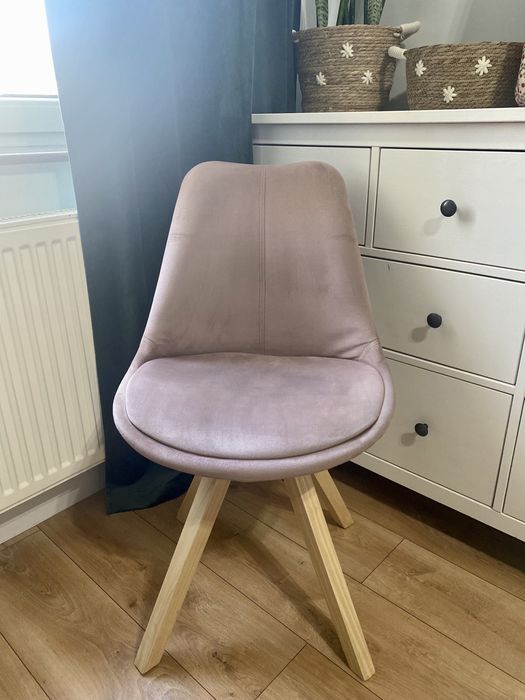 Różowe krzesło tapicerowane z aksamitnym welurem Actona