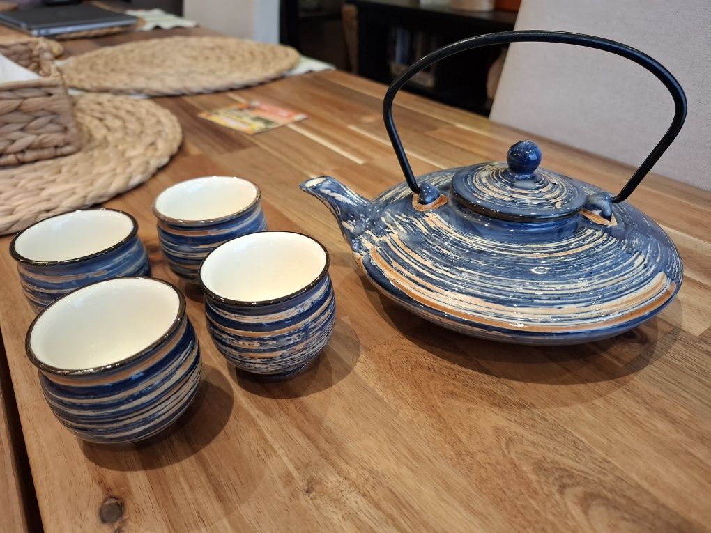 Conjunto japonês de sushi e chá/sake em porcelana do Gato Preto. NOVO