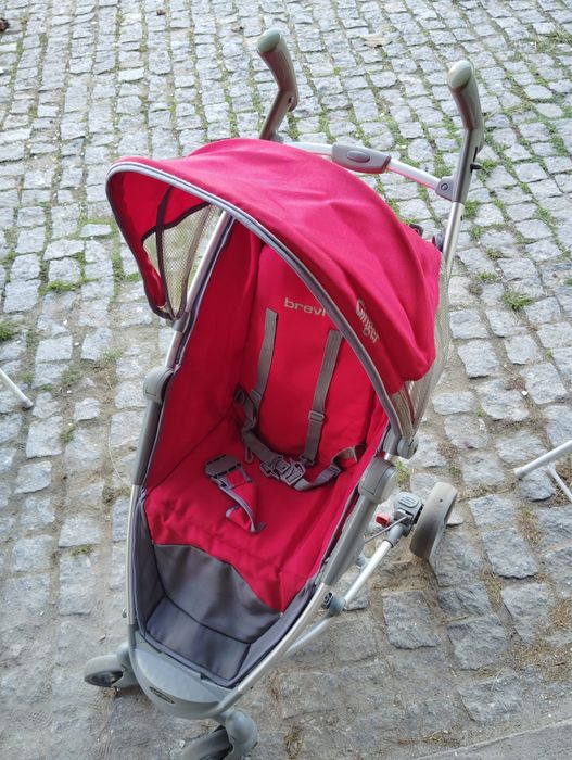 Carrinho de bebe vermelho