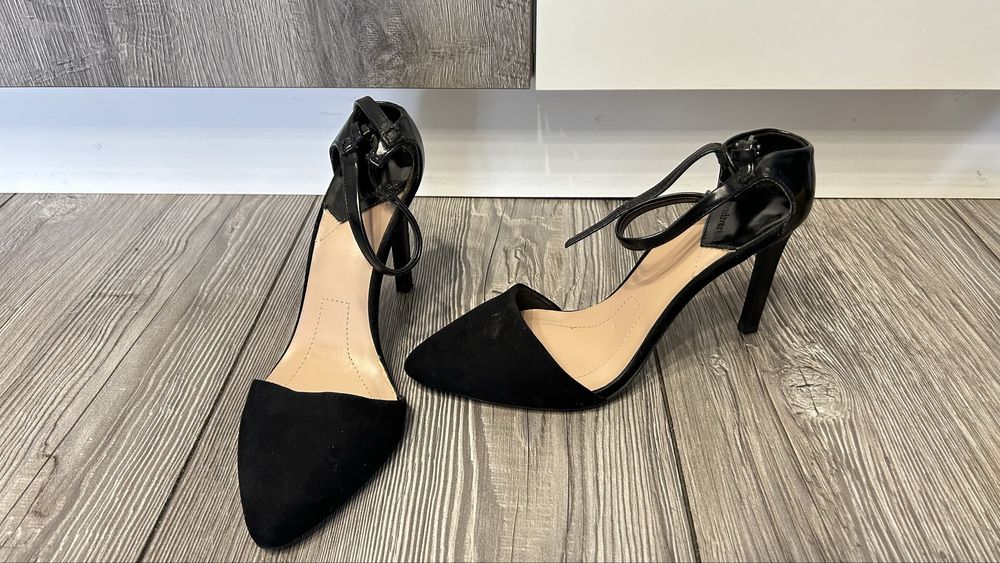 Босоніжки різні на 23,5 см(37 розмір)