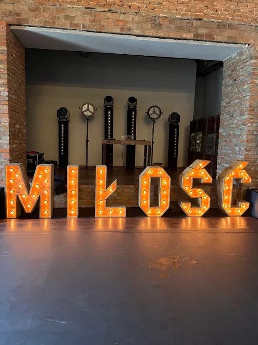 Napis miłość-wynajem dekoracji