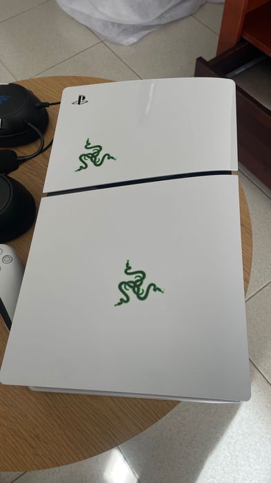 PlayStation 5 Slim 1TB com 2 comandos e HeadPhones