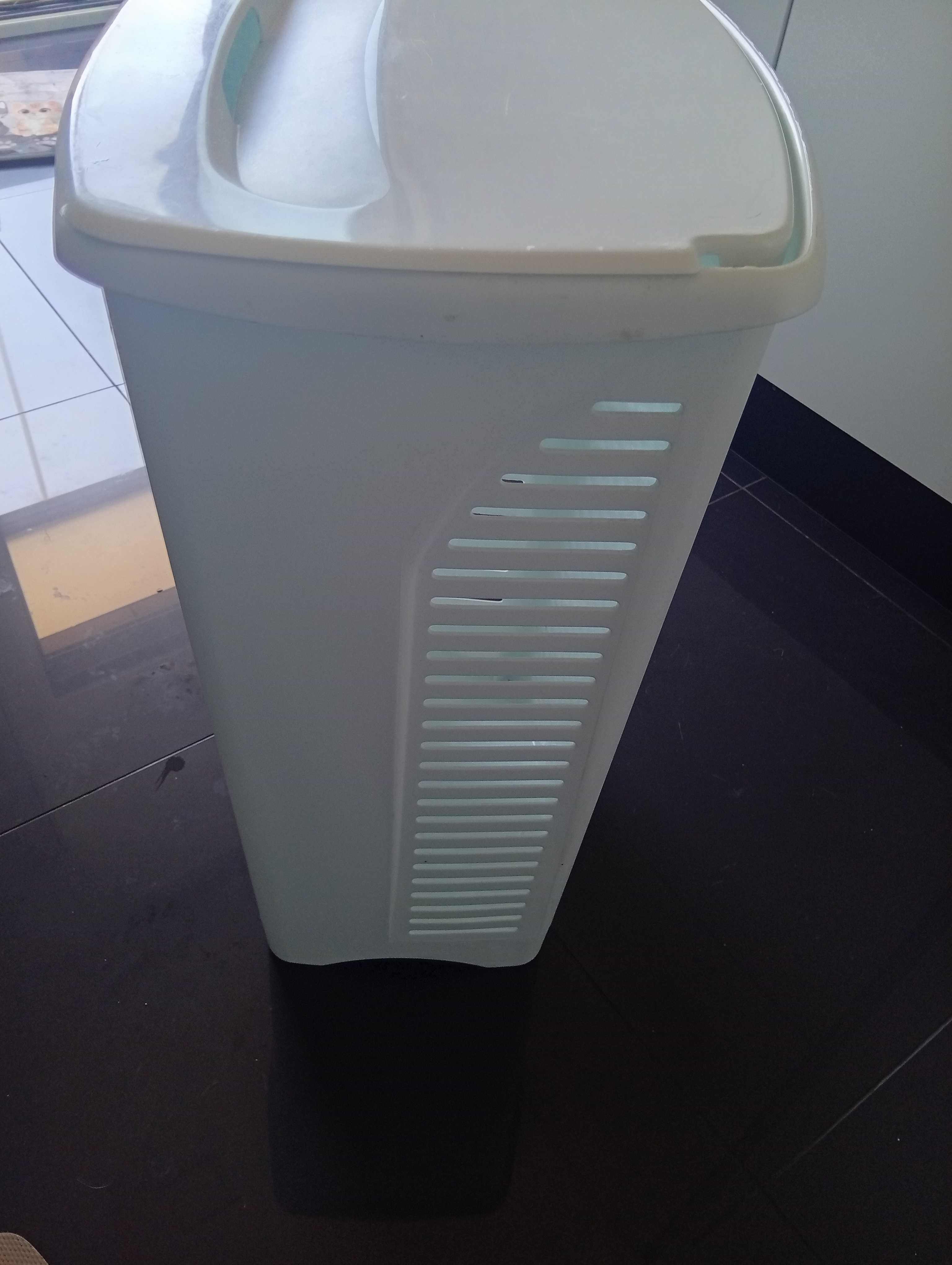 Cesto para roupa suja, em plástico rígido