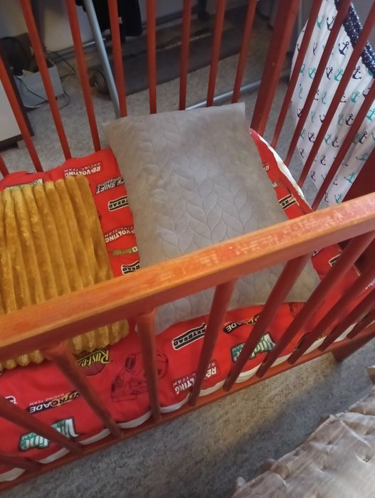 Łóżeczko dziecięce z materacem, kołderką