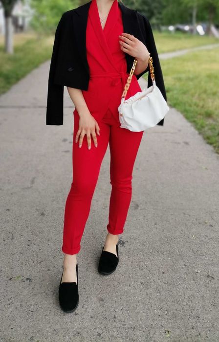 Костюм , червоного кольору . S/M