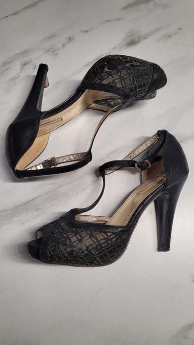 Czarne buty na obcasie z siateczką