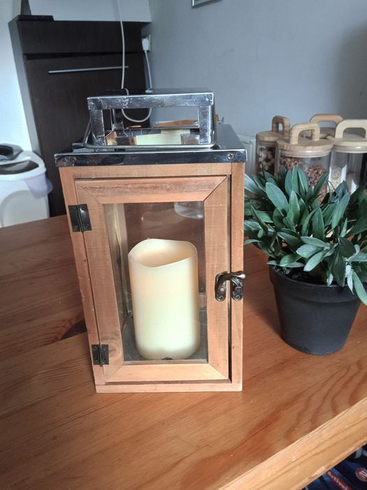 Drewniana latarenką ze świecą woskowa na baterie