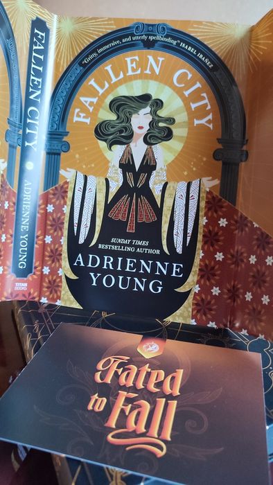 Книжка Fallen City by Adrienne Young, Fairyloot