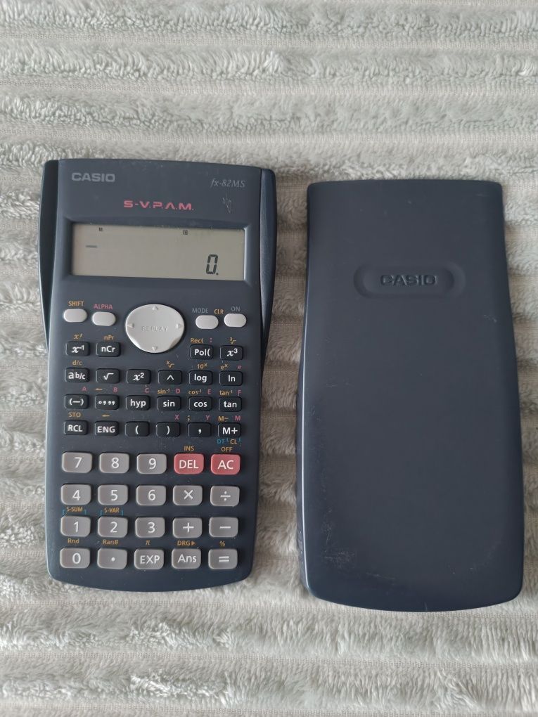 Calculadora Casio FX-82MS