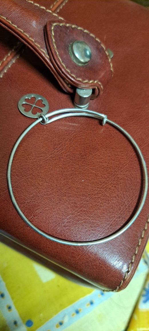 Pulseiras escravas em prata contrastada.