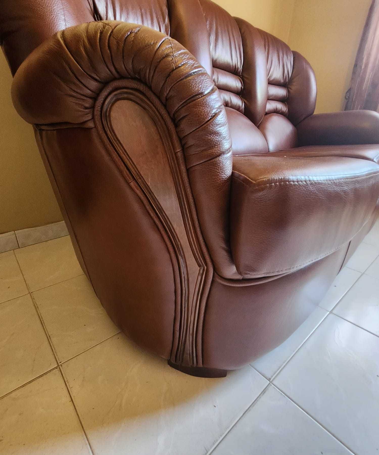 Sofá em Pele Castanha 3 Lugares + 2 Poltronas 1 Lugar – Ótimo Estado