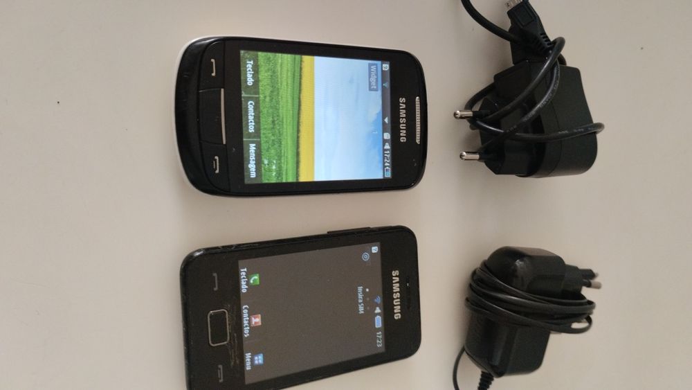 2 telemóveis marca Samsung com carregadores