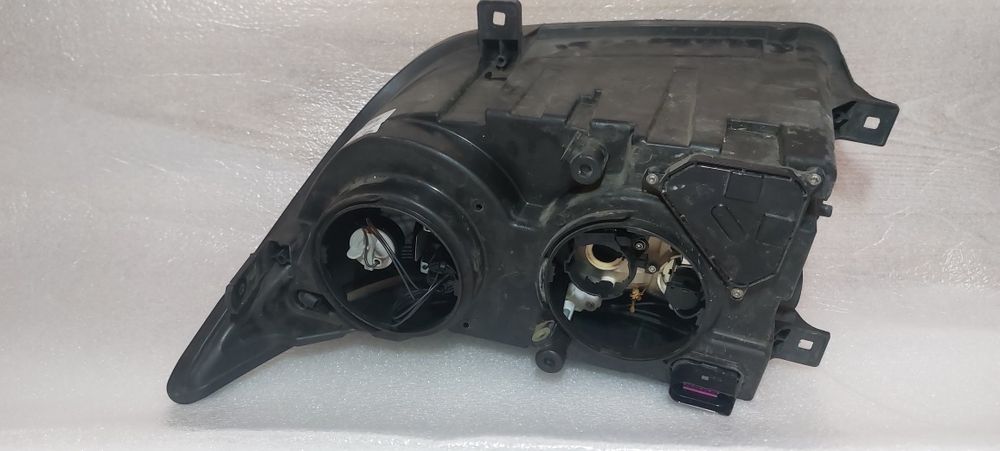 Передня фара на Volkswagen Crafter першого покоління (2006–2016).